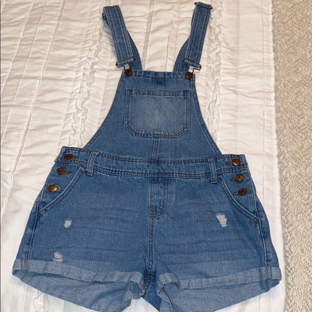 Gently used overall shorts!! So cute!!
